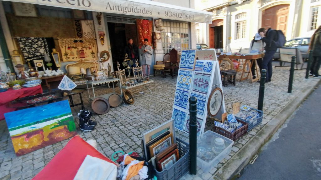 Feira da Ladra azulejos tiles Do in Lisbon